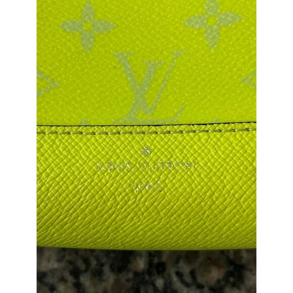 Louis Vuitton Taigarama Duo Sling Bag Neon Yellow 347072 - Picture 3 of 16